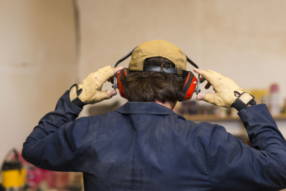 ¿Cómo prevenir las pérdidas auditivas causadas por el trabajo? - Medical Assistant