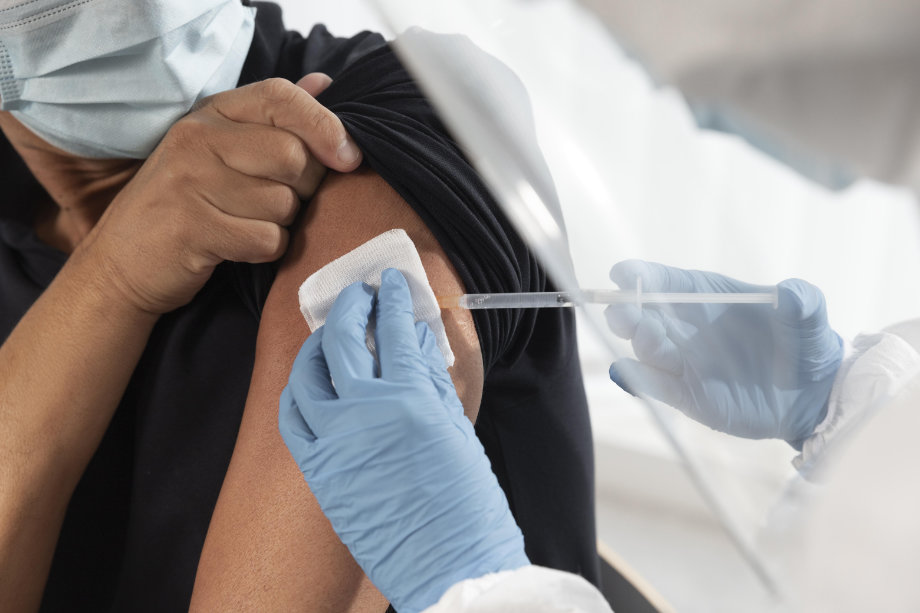 Inmunidad de la vacuna COVID-19: ¿cuánto dura? - Medical Assistant