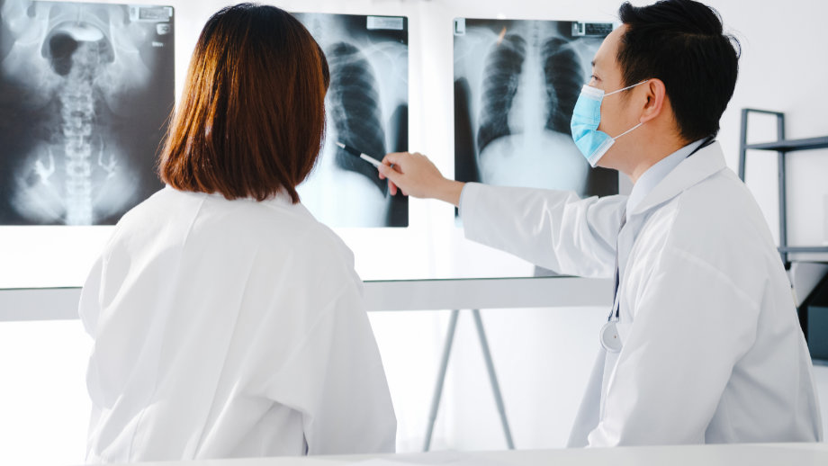 Radiografía con COVID-19: ¿qué características tiene? - Medical Assistant