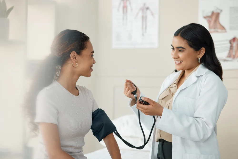 Examen médico ocupacional de ingreso para trabajadores jóvenes: lo que nadie te explica antes de firmar contrato - Medical Assistant